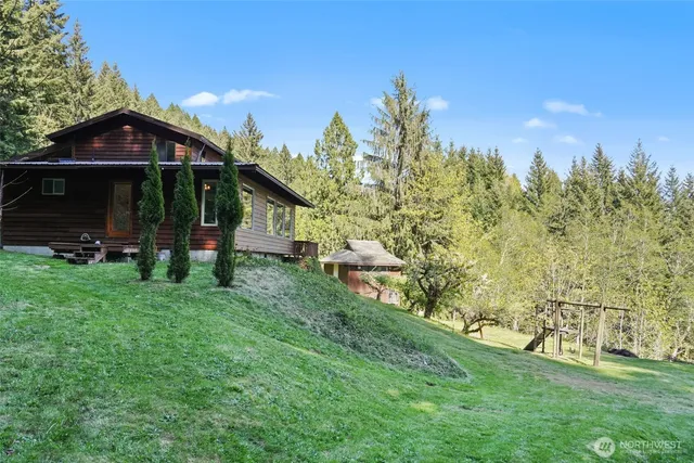 a view of a house with backyard and garden