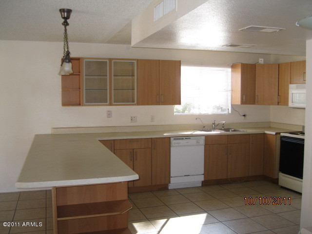 3646 West Bloomfield Road Phoenix, AZ 85029 - Photo 8 of 25 Kitchen