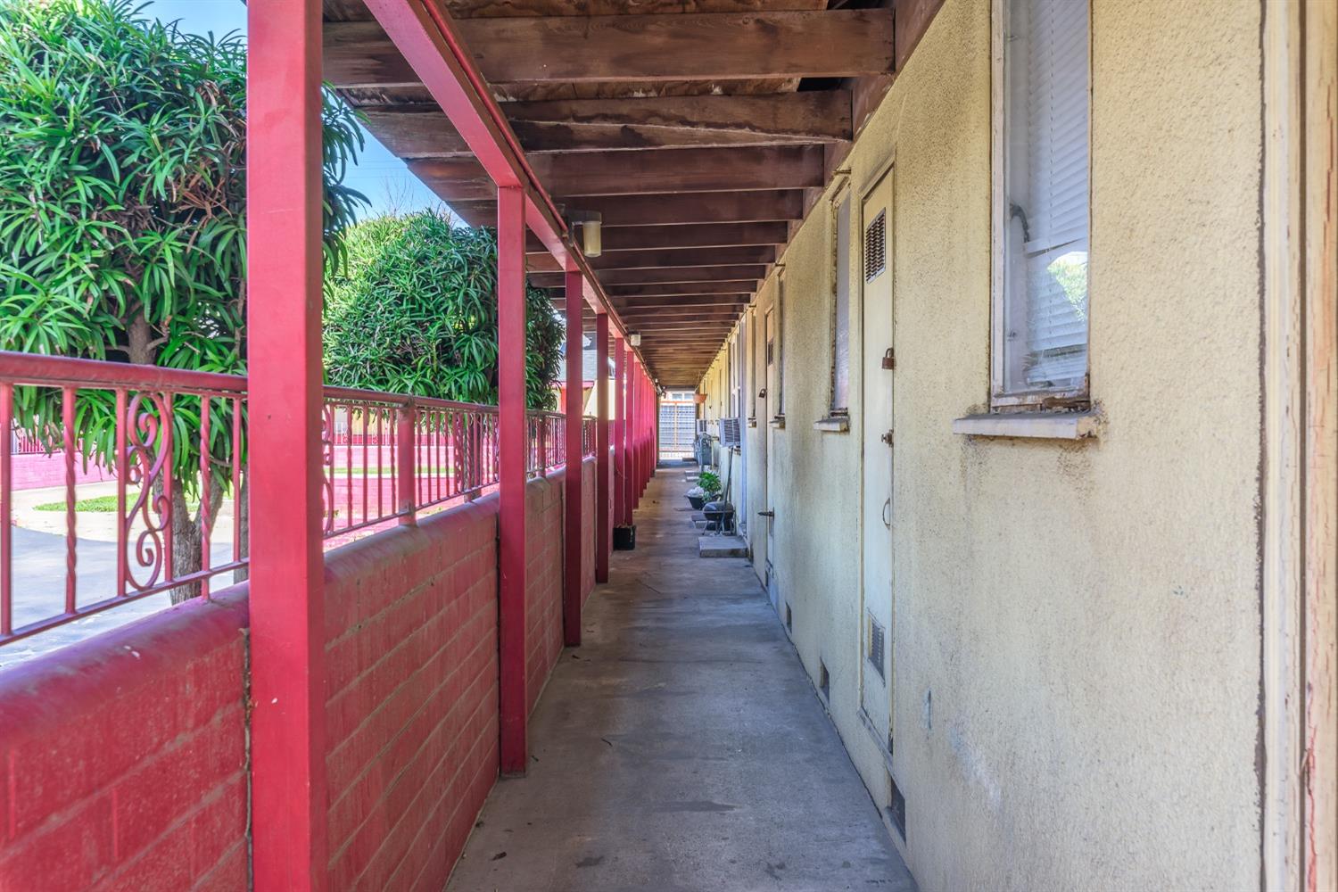 127 West 18th Street Merced, CA 95340 - Photo 2 of 86