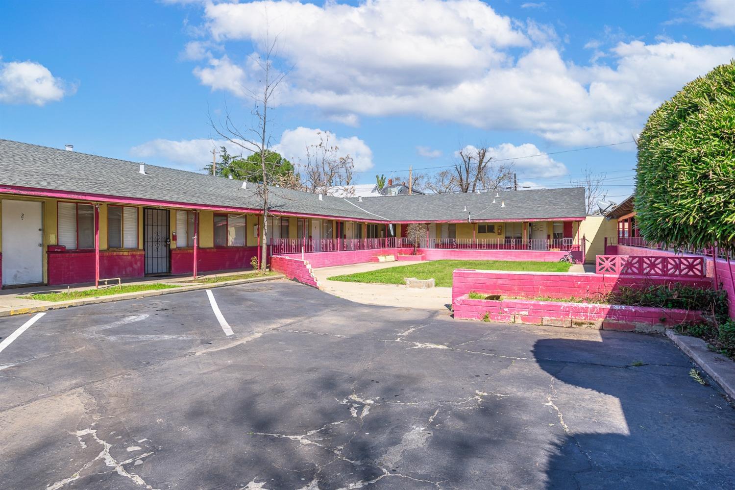 127 West 18th Street Merced, CA 95340 - Photo 3 of 86