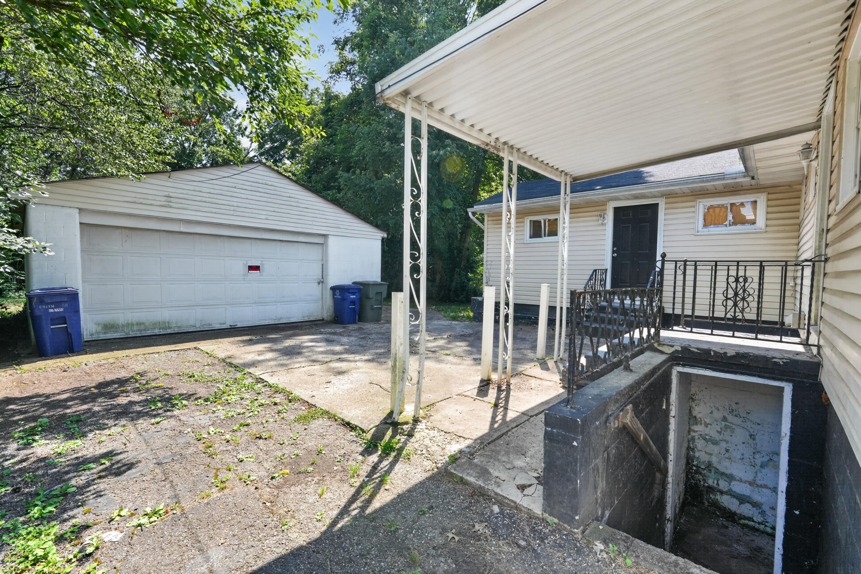 1217 Smith Road Columbus, OH 43207 - Photo 13 of 16 11_1217_Smith_Rd-Exterior-d-11