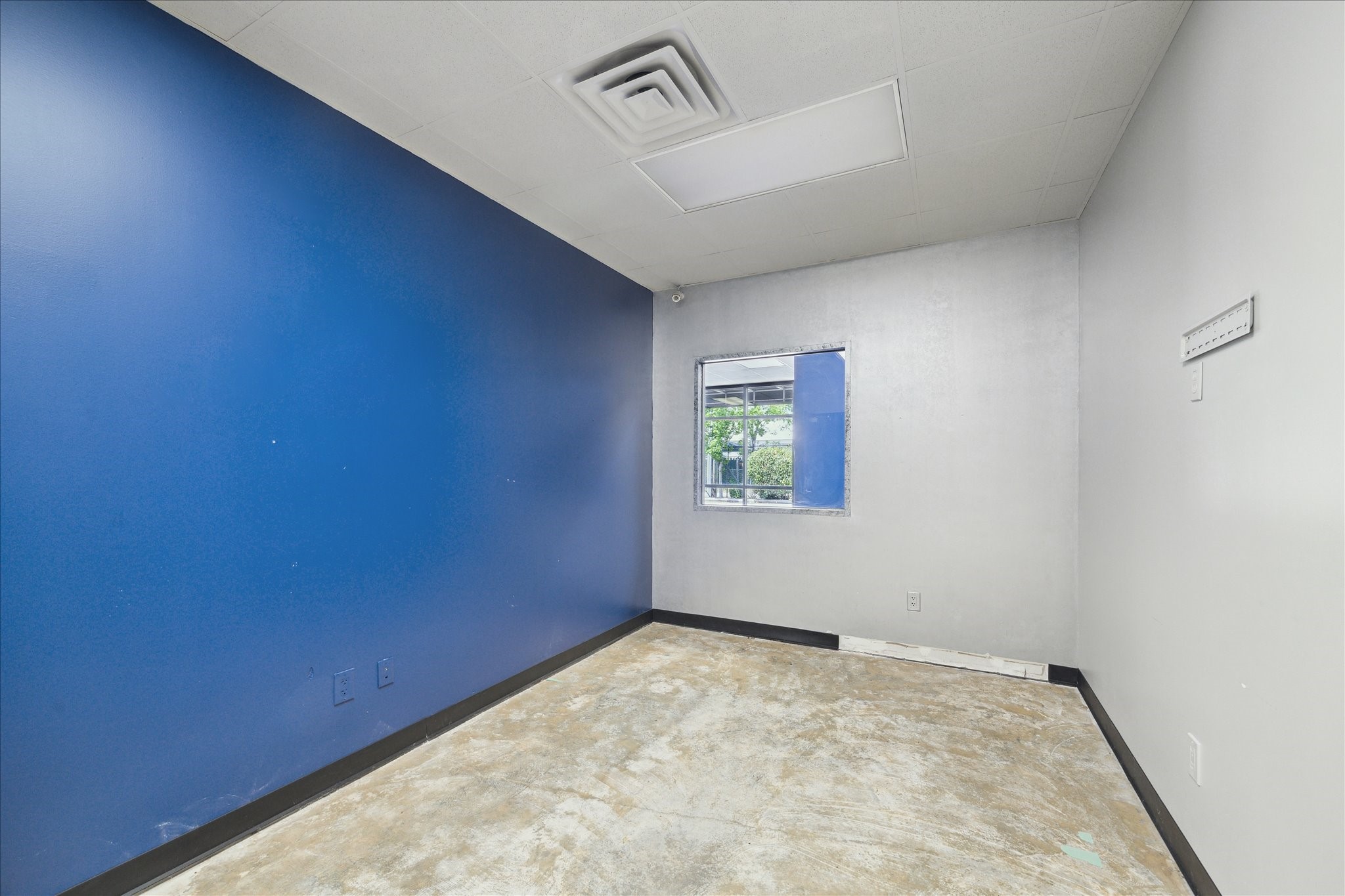 7001 Burkett Street Houston, TX 77021 - Photo 8 of 10 an empty room with windows