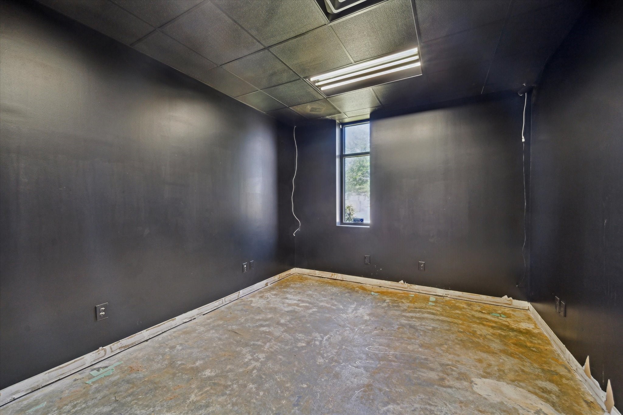 7001 Burkett Street Houston, TX 77021 - Photo 9 of 10 an empty room with windows