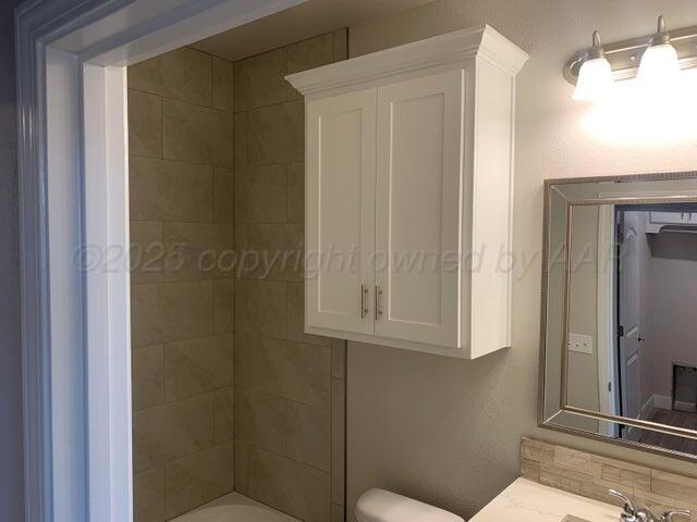 805 Northwest 3rd Street Happy, TX 79042 - Photo 10 of 13 a bathroom with a window