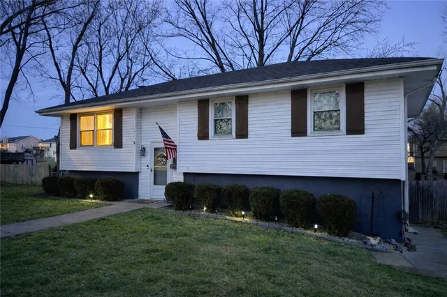 $265,000 | 325 Matthews Lane, Gower, MO 64454