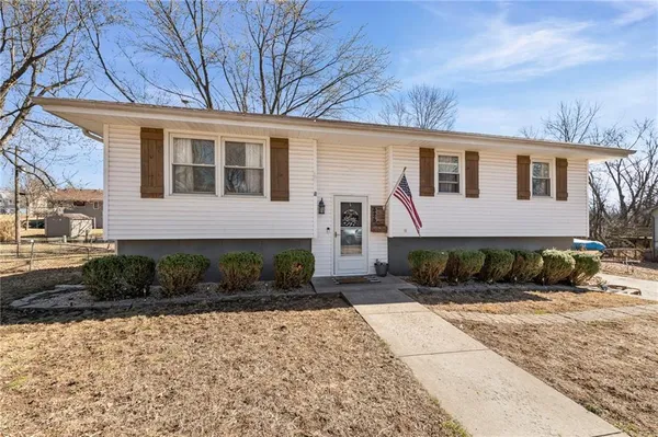 $257,000 | 325 Matthews Lane, Gower, MO 64454