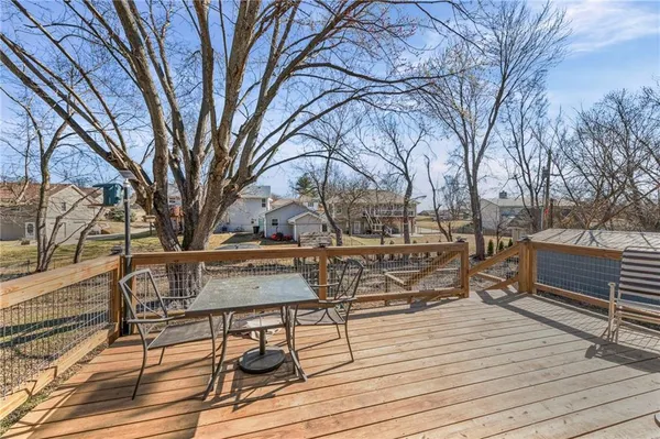 $257,000 | 325 Matthews Lane, Gower, MO 64454