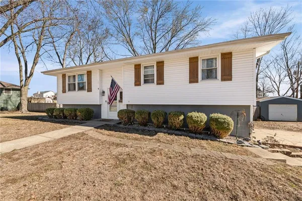 $257,000 | 325 Matthews Lane, Gower, MO 64454