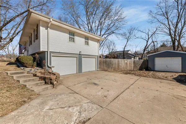 $257,000 | 325 Matthews Lane, Gower, MO 64454