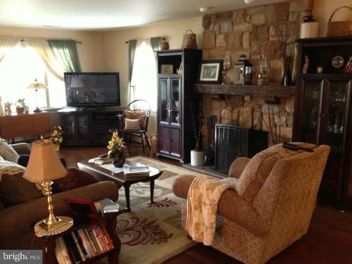 221 Gibraltar Road Reading, PA 19606 - Photo 5 of 21 Living Room