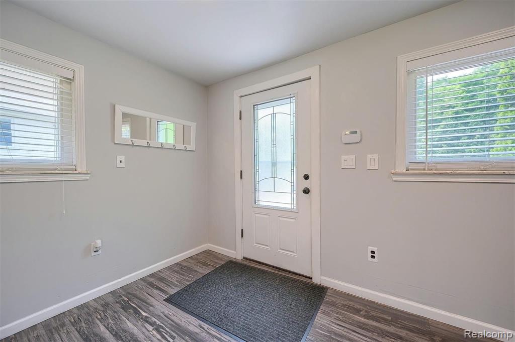 1712 Rochester Road Leonard, MI 48367 - Photo 4 of 29