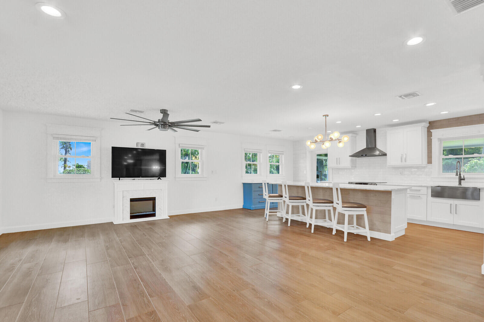 105 Main Street Fort Pierce, FL 34982 - Photo 7 of 51 Main Living 2