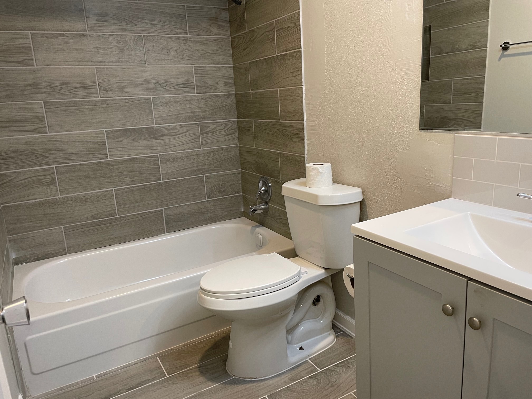 6401 Deihl Road, Unit 202 Houston, TX 77092 - Photo 6 of 22 Bathroom 2