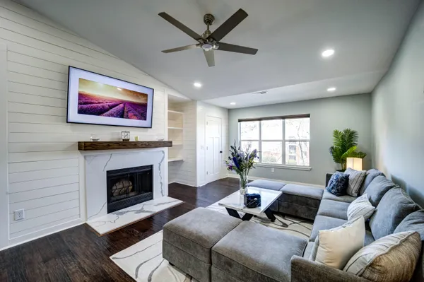 $2,850 | 2011 North Highway 17, Mount Pleasant, SC 29466