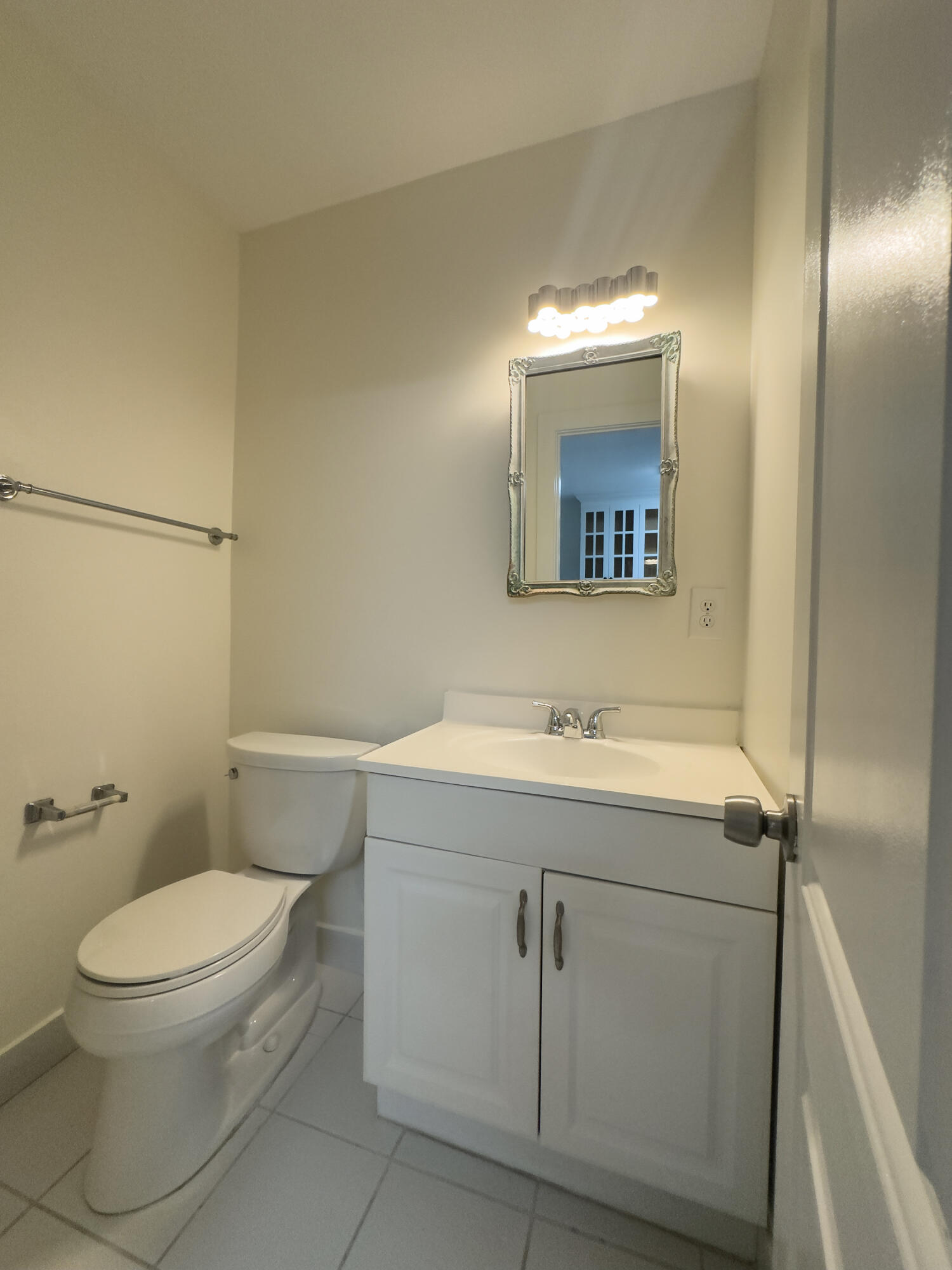13741 Flora Place, Unit B Delray Beach, FL 33484 - Photo 29 of 34 2nd Bathroom