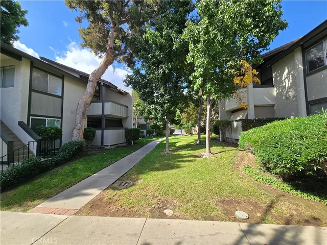 a view of a back yard