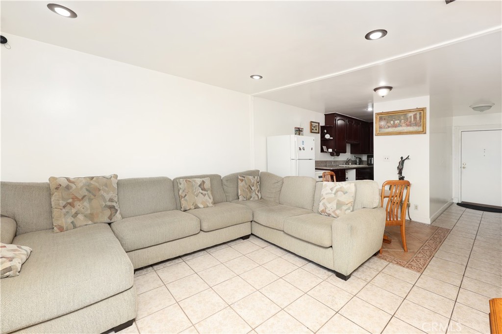 7033 Stewart And Gray Road, Unit 6 Downey, CA 90241 - Photo 7 of 39 Living room