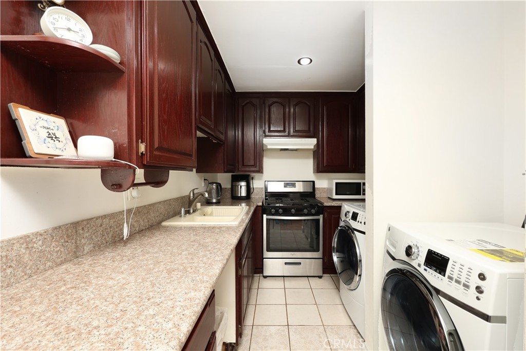 7033 Stewart And Gray Road, Unit 6 Downey, CA 90241 - Photo 9 of 39 Kitchen