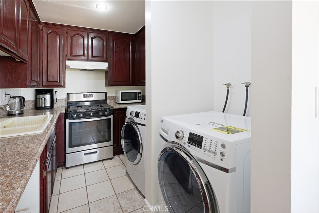 7033 Stewart And Gray Road, Unit 6 Downey, CA 90241 - Photo 10 of 39 Laundry area