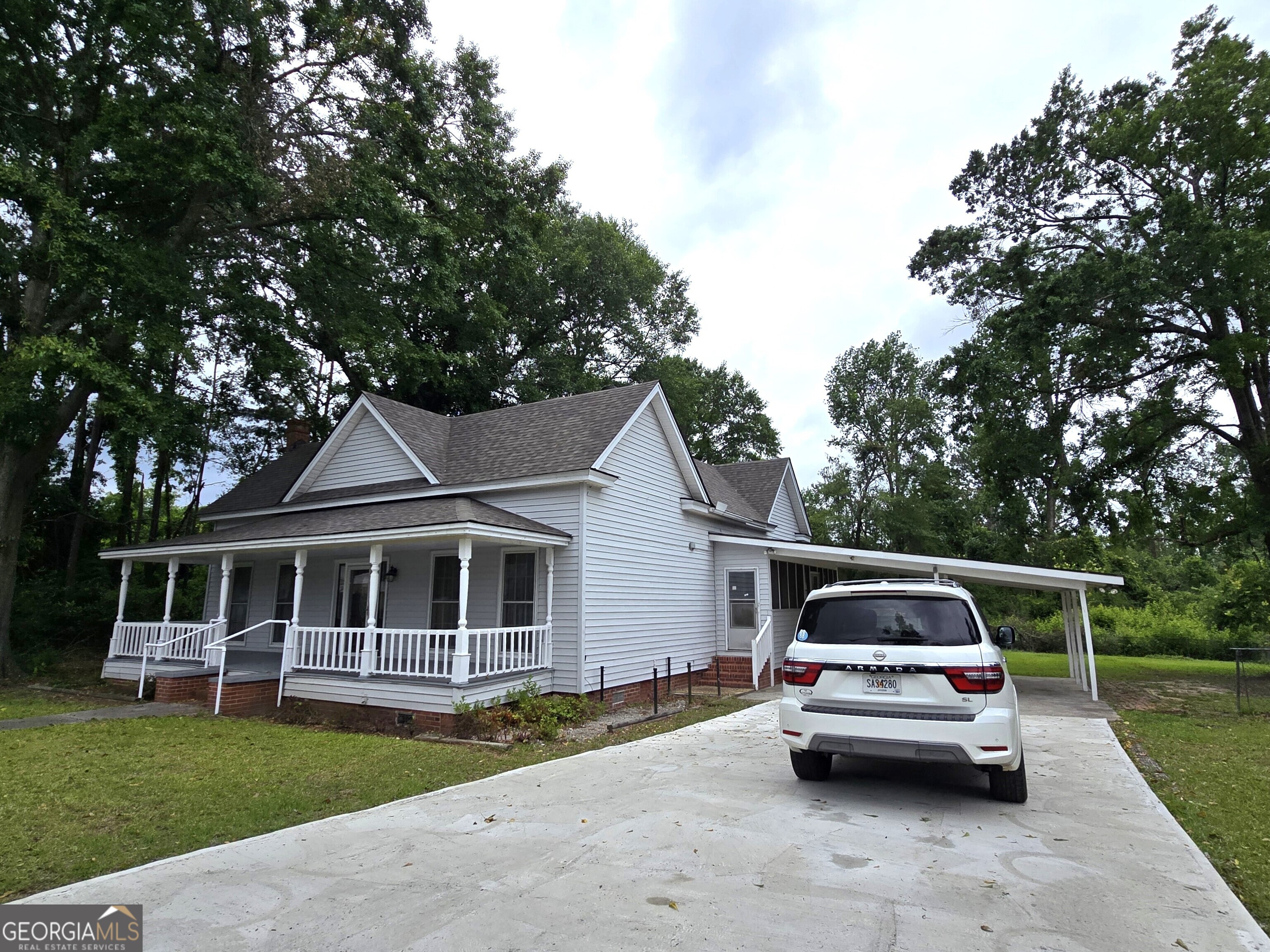 35 Cheatham Street Wadley, GA 30477 - Photo 2 of 18 a front view of a house with a garden