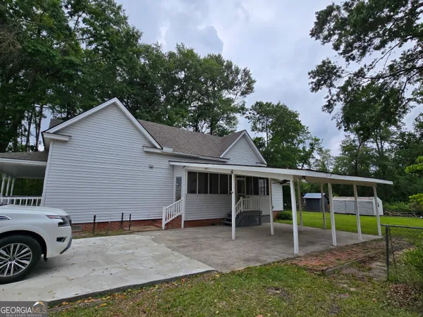 a view of a house with backyard