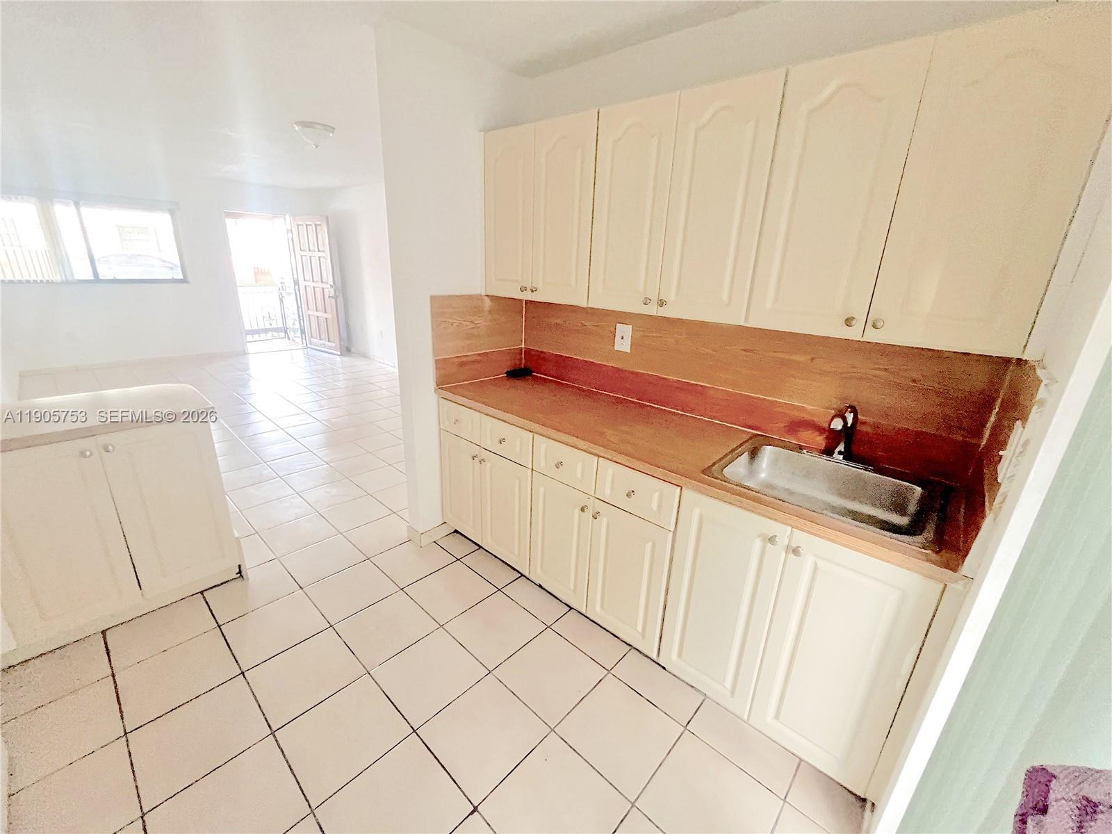 2740 West 63rd Street, Unit 104 Hialeah, FL 33016 - Photo 15 of 29 a utility room with dryer and washer