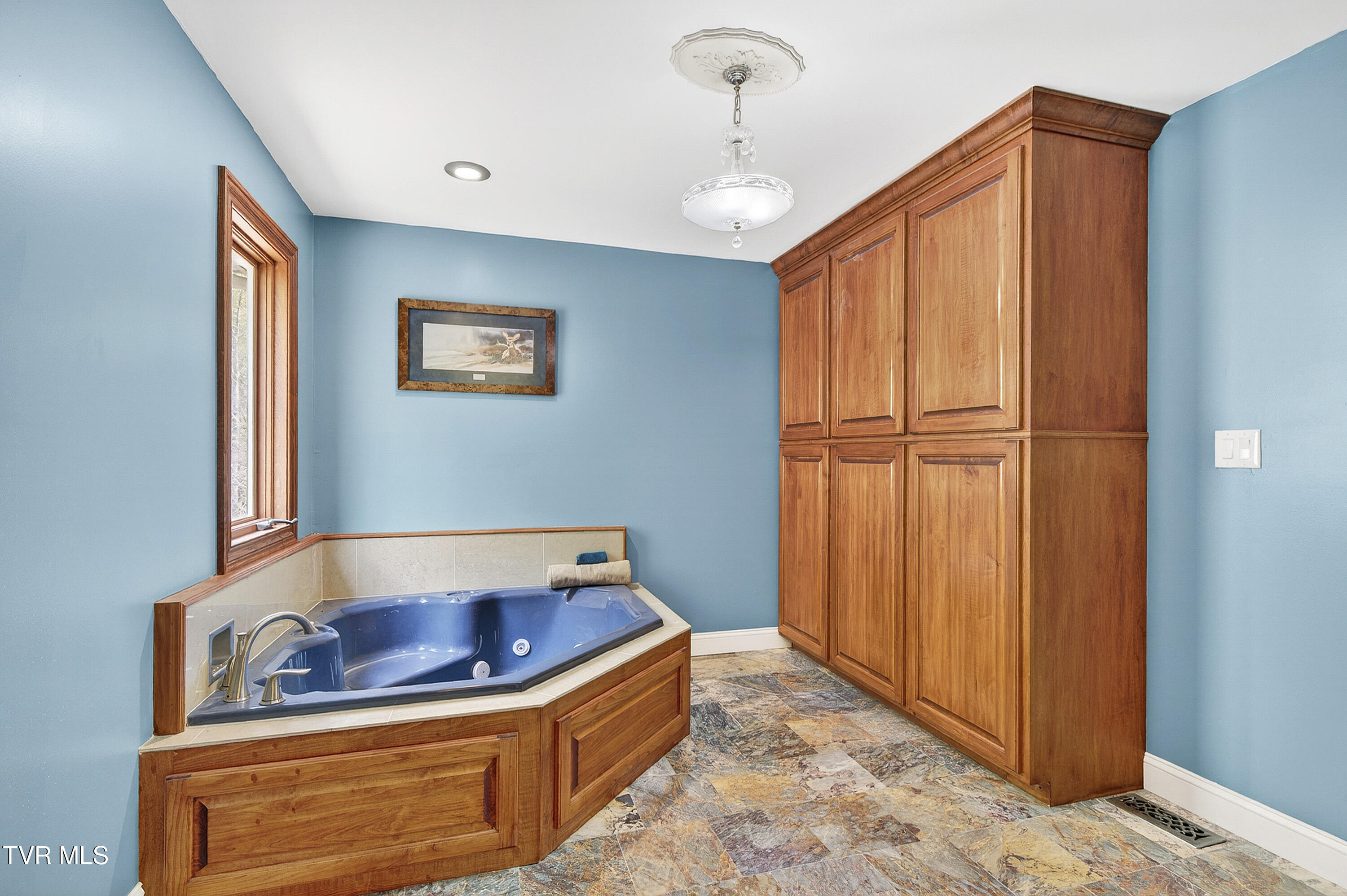 24327 North Fork River Road Abingdon, VA 24210 - Photo 33 of 70 PRIMARY BATH