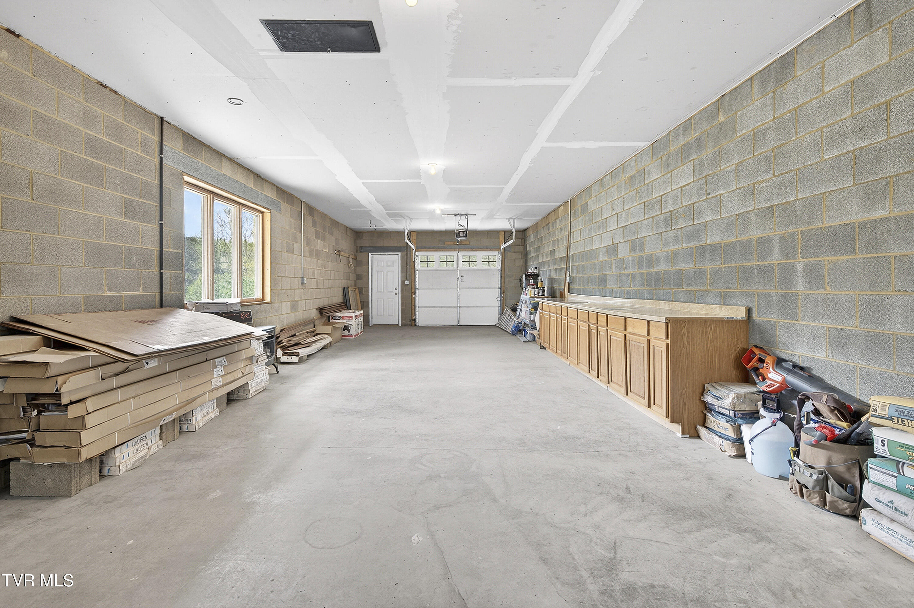 24327 North Fork River Road Abingdon, VA 24210 - Photo 54 of 70 GARAGE GACING WEST