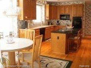 4121 Oak Tree Circle Rochester, MI 48306 - Photo 5 of 19 Kitchen 3.jpg
