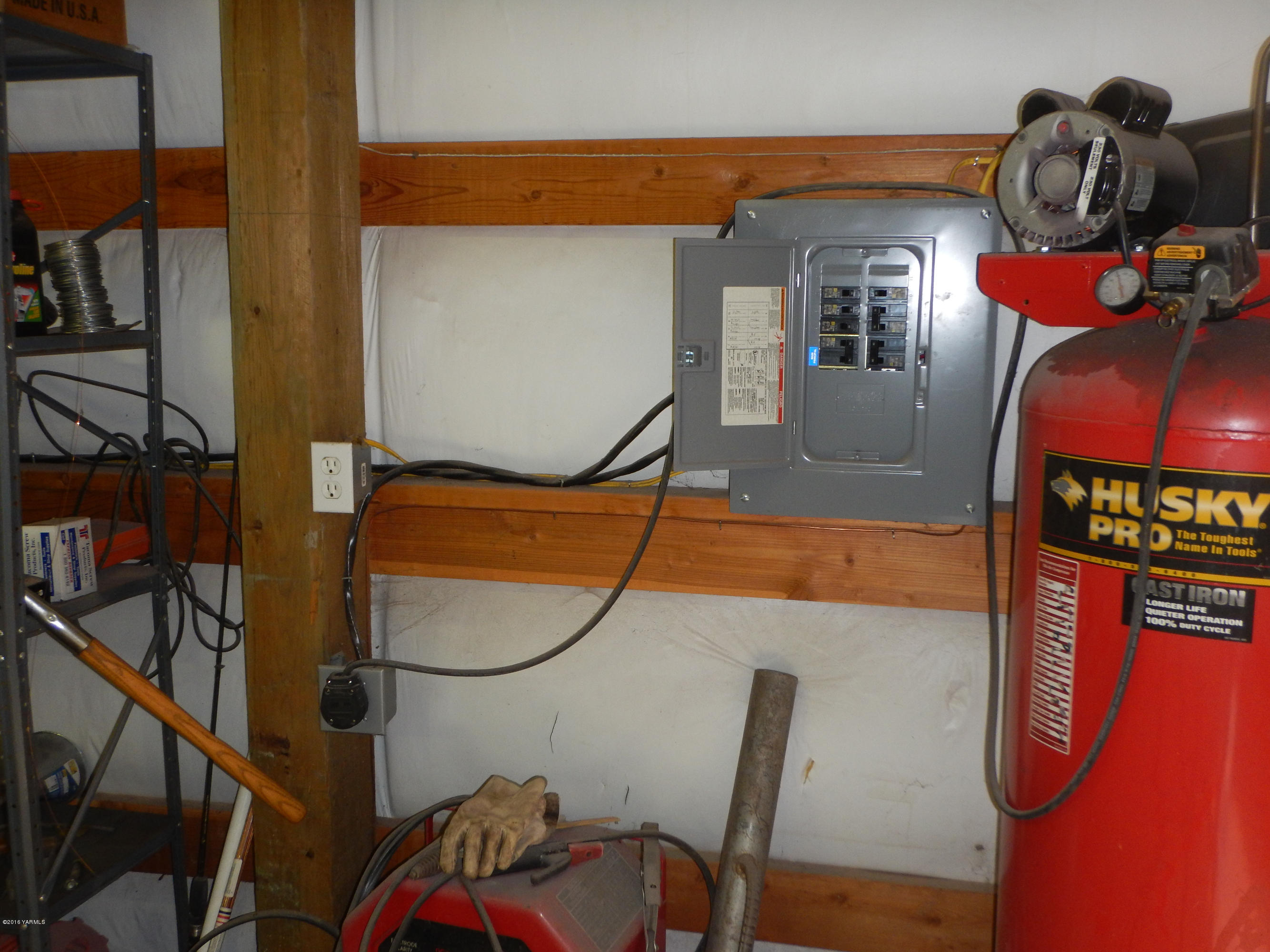 4911 Mieras Road Yakima, WA 98901 - Photo 29 of 58 a view of a room with gym equipment