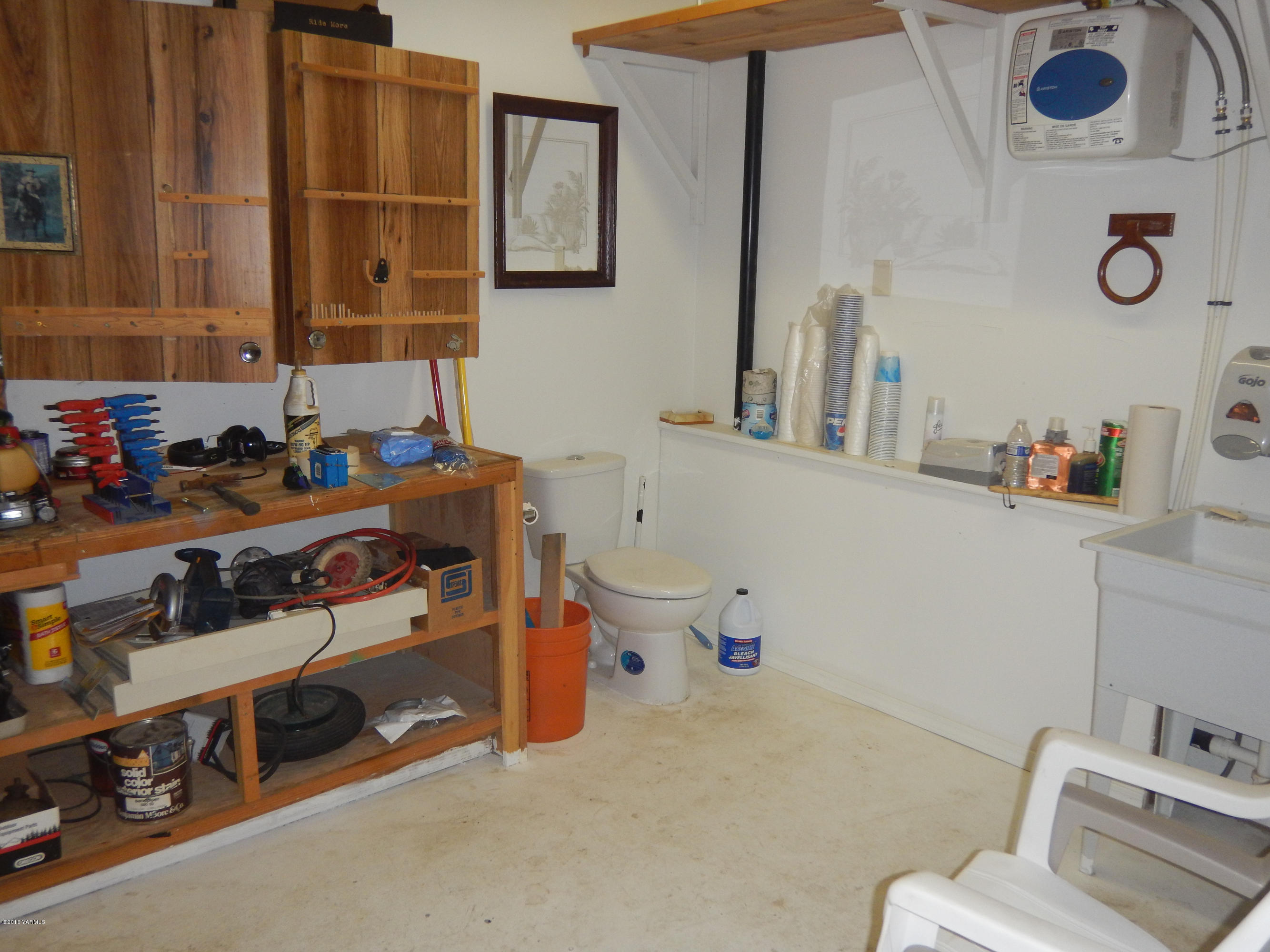 4911 Mieras Road Yakima, WA 98901 - Photo 10 of 58 a bathroom with a sink and a toilet