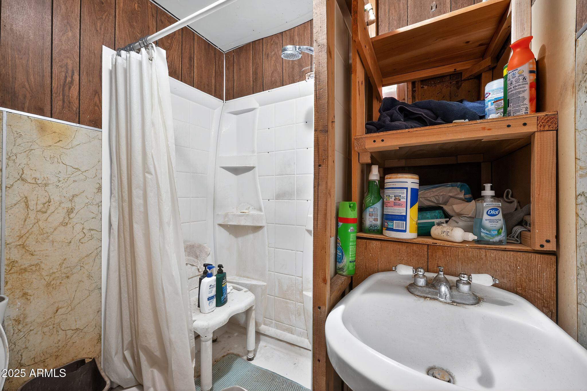 198 Randall Avenue Winkelman, AZ 85192 - Photo 20 of 30 a bathroom with a sink and a mirror