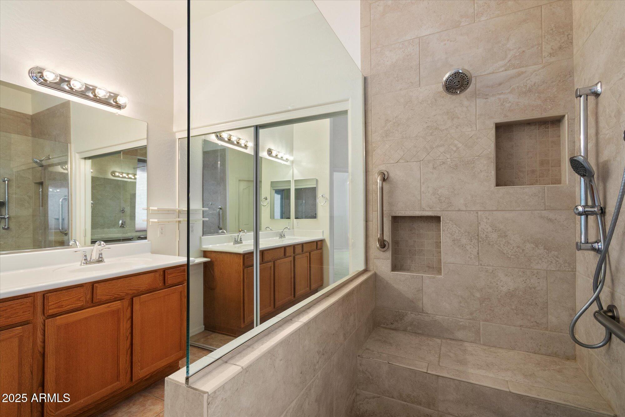 4825 East Kirkland Road Phoenix, AZ 85054 - Photo 20 of 30 Primary Bath