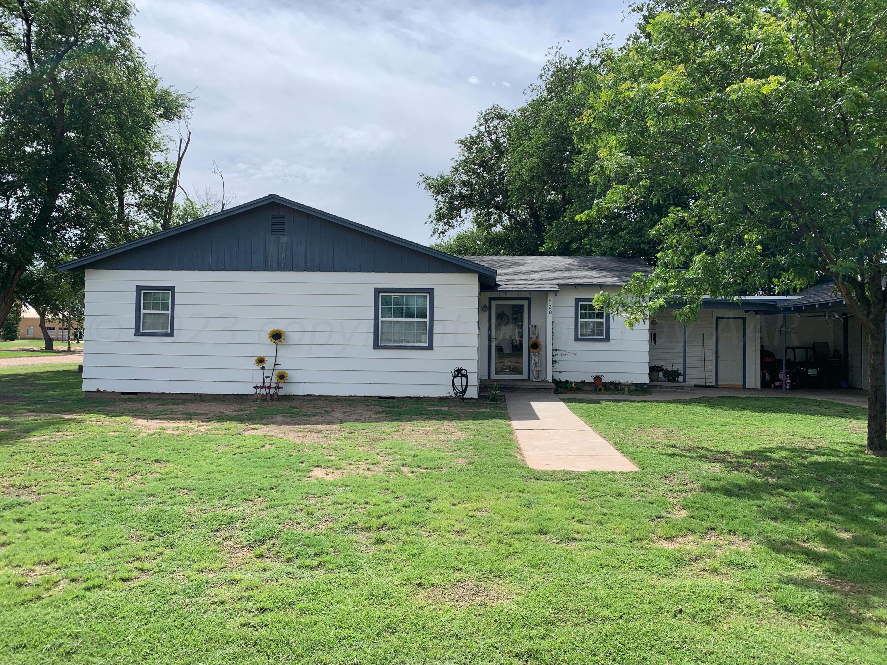 720 Santa Fe Avenue Channing, TX 79018 - Photo 22 of 23 a backyard of a house with table and chairs