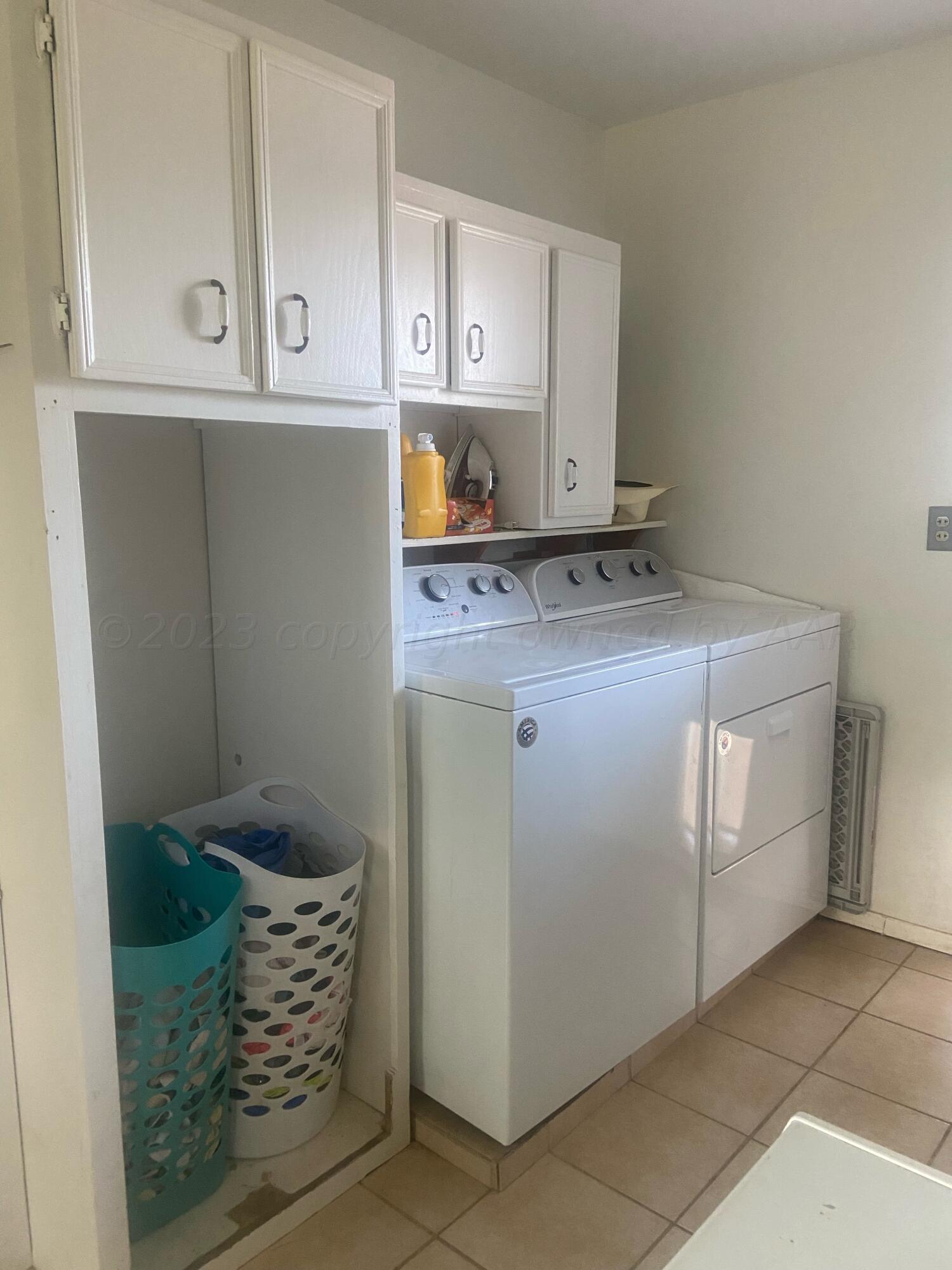 720 Santa Fe Avenue Channing, TX 79018 - Photo 7 of 23 a kitchen with cabinets and window