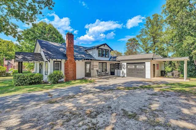 a view of a backyard with barn