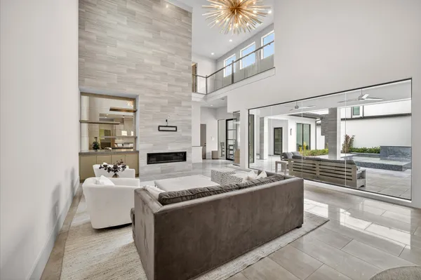 $2,580,000 | 14 Kingscote Way, The Woodlands, TX 77382