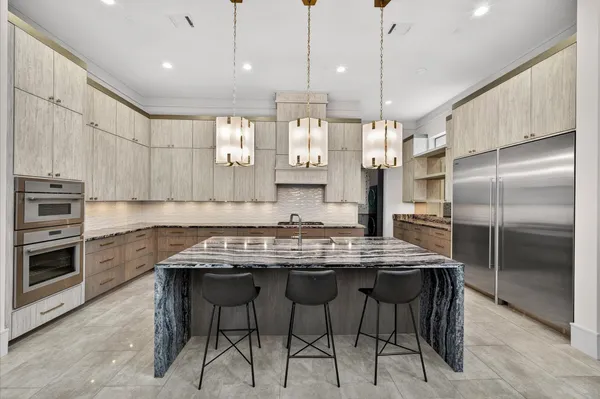 $2,580,000 | 14 Kingscote Way, The Woodlands, TX 77382