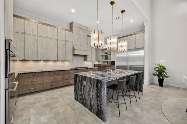 $2,580,000 | 14 Kingscote Way, The Woodlands, TX 77382