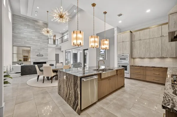 $2,580,000 | 14 Kingscote Way, The Woodlands, TX 77382