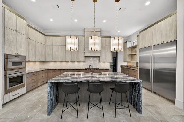$2,580,000 | 14 Kingscote Way, The Woodlands, TX 77382