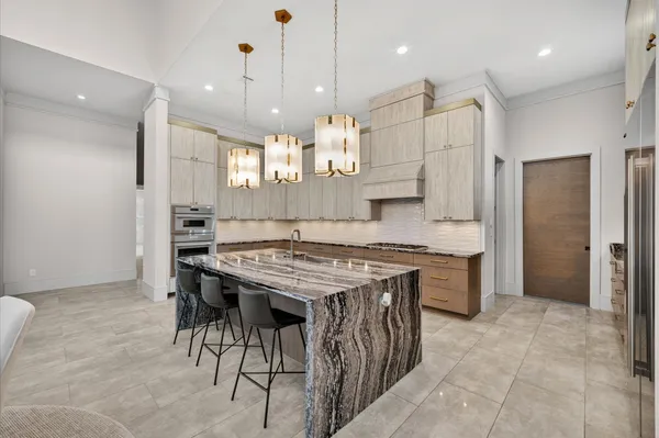 $2,580,000 | 14 Kingscote Way, The Woodlands, TX 77382