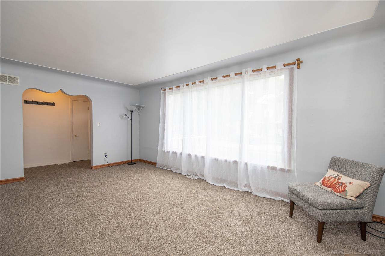 21175 Behrendt Avenue Warren, MI 48091 - Photo 5 of 37