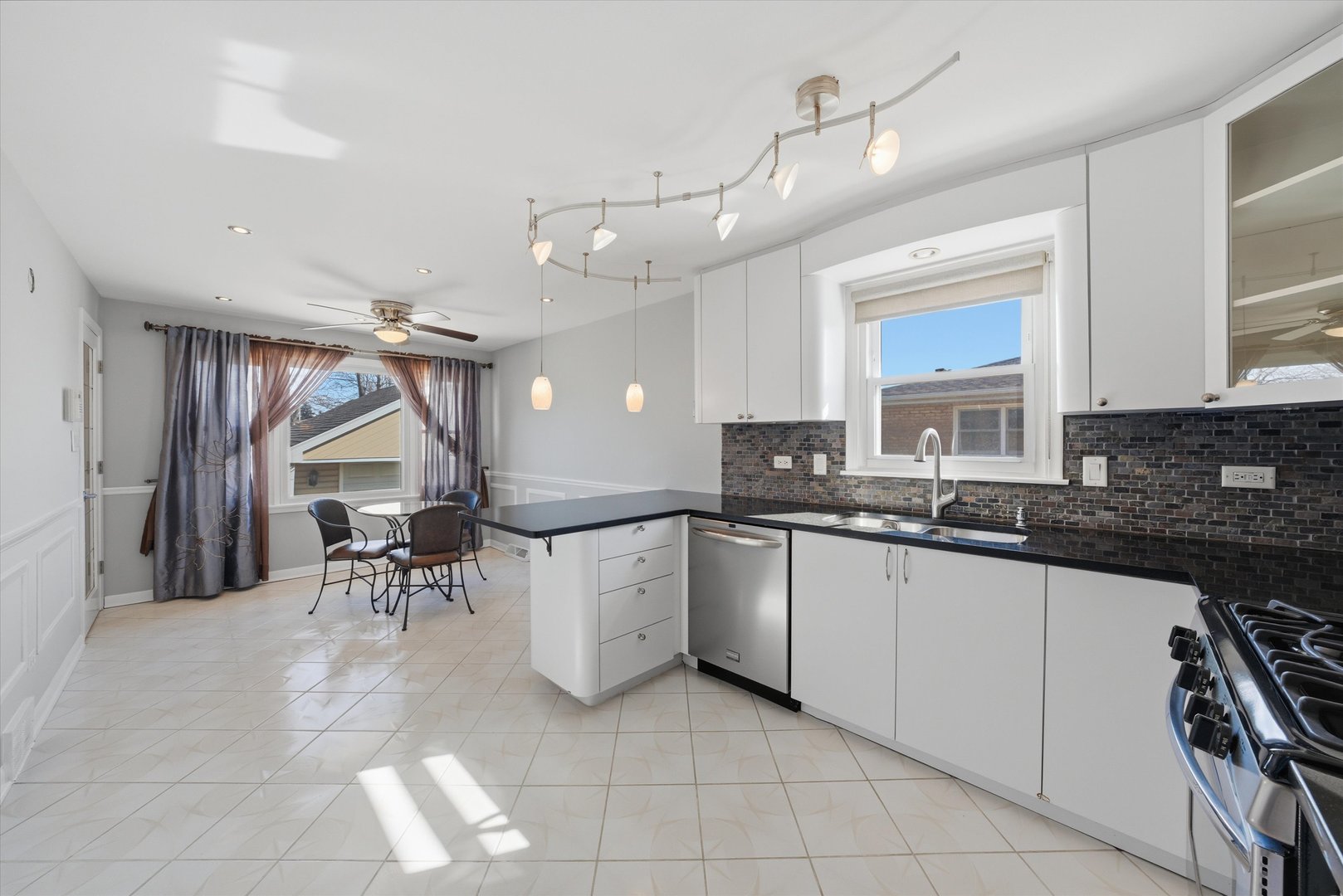 8215 Austin Avenue Burbank, IL 60459 - Photo 19 of 59