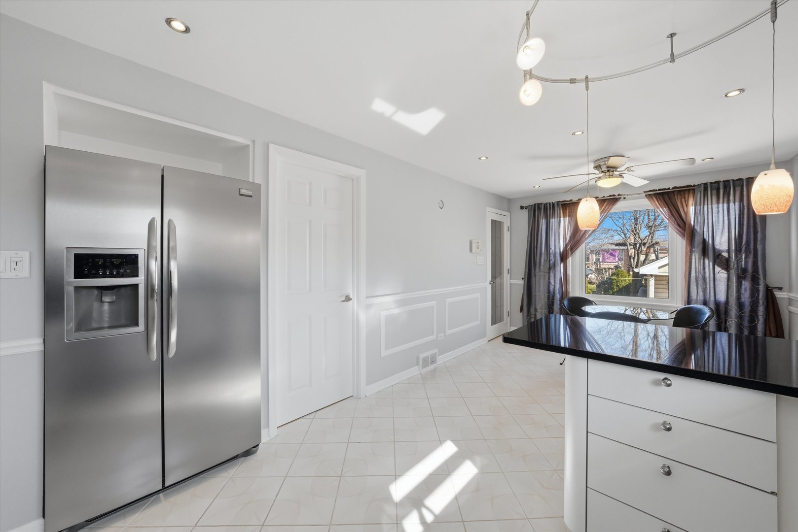 8215 Austin Avenue Burbank, IL 60459 - Photo 20 of 59