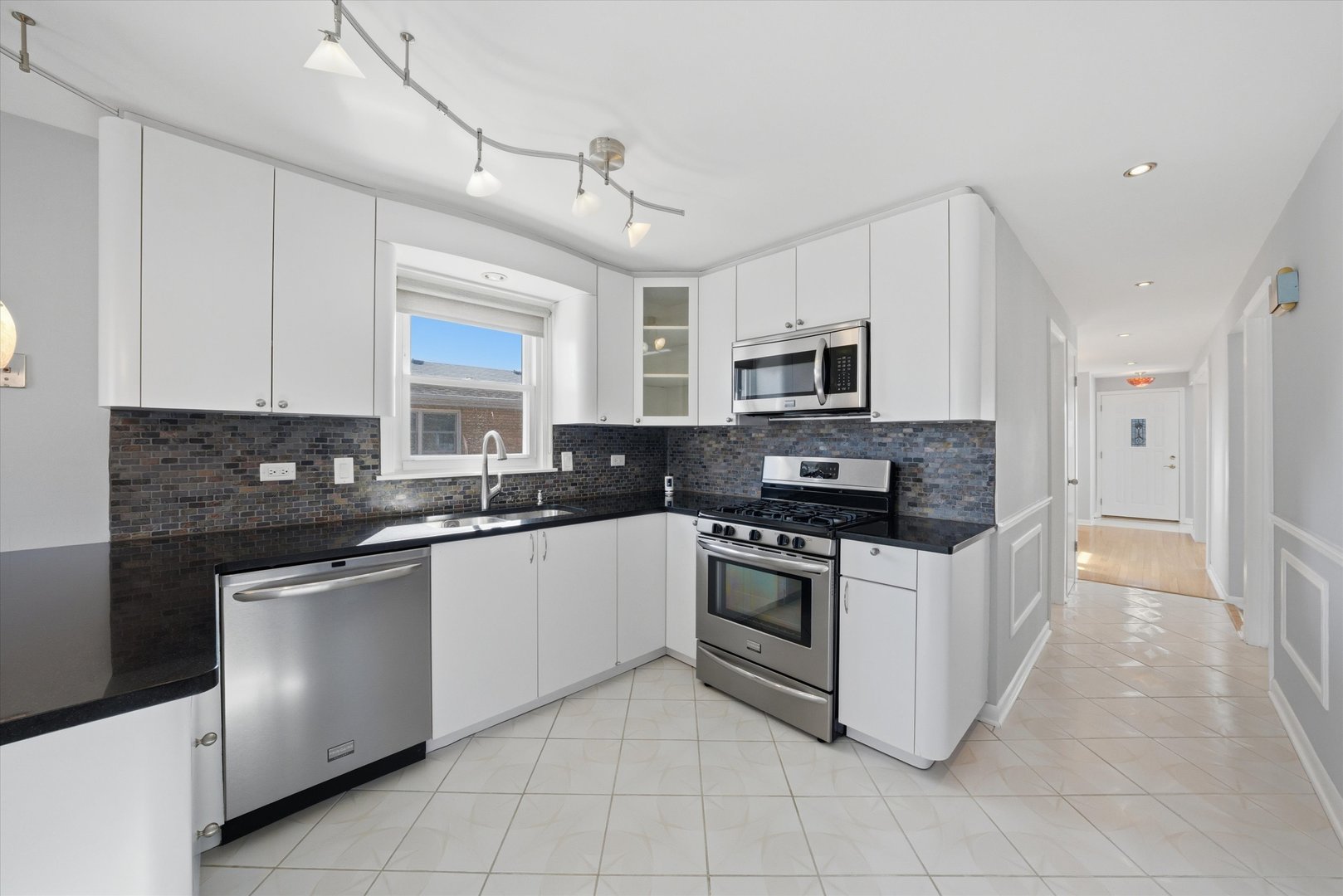 8215 Austin Avenue Burbank, IL 60459 - Photo 21 of 59