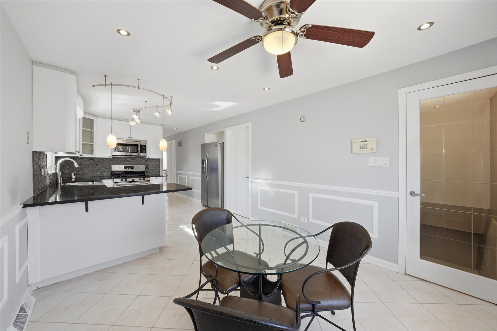 8215 Austin Avenue Burbank, IL 60459 - Photo 24 of 59