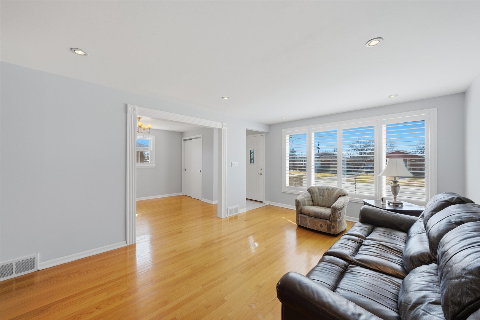 8215 Austin Avenue Burbank, IL 60459 - Photo 3 of 59