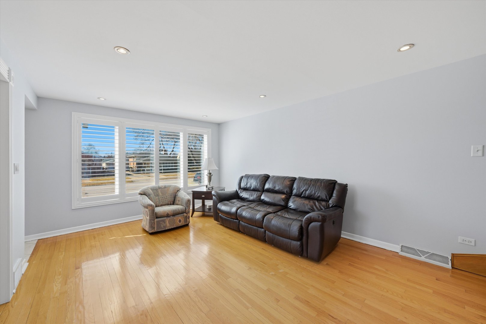 8215 Austin Avenue Burbank, IL 60459 - Photo 4 of 59