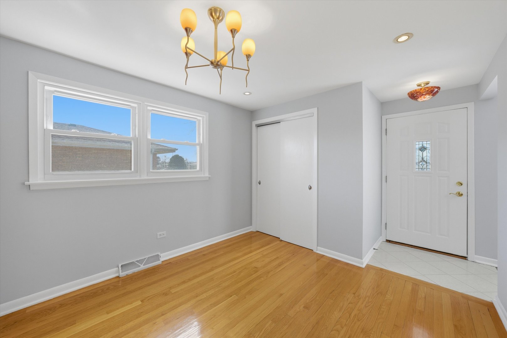 8215 Austin Avenue Burbank, IL 60459 - Photo 7 of 59